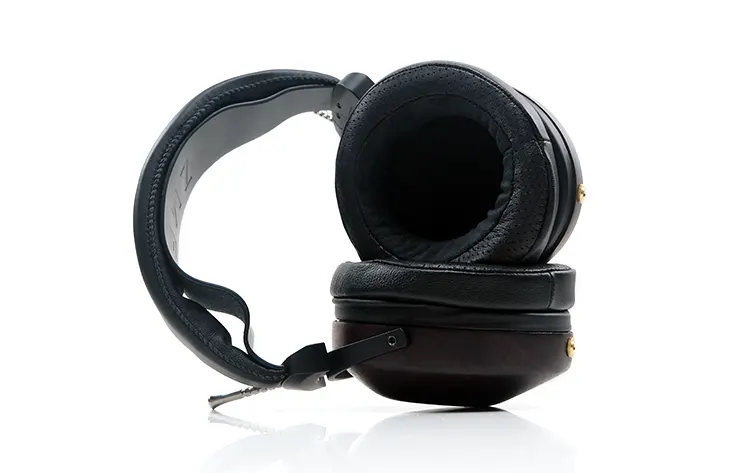Anbernic RG CubeXX Review: The Ultimate Budget Retro Handheld? 4 ZMF Headphones Bokeh pads open